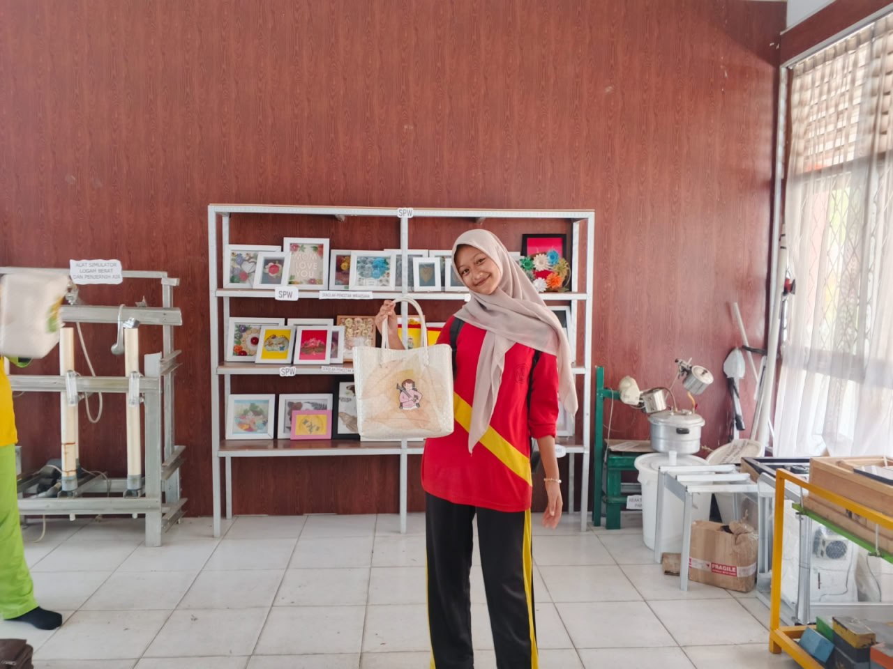 Poster ramah lingkungan dari limbah pertanian